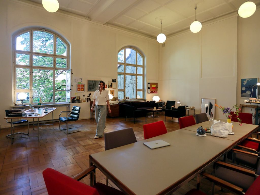 Rundbogenfenster und fünf Meter Deckenhöhe