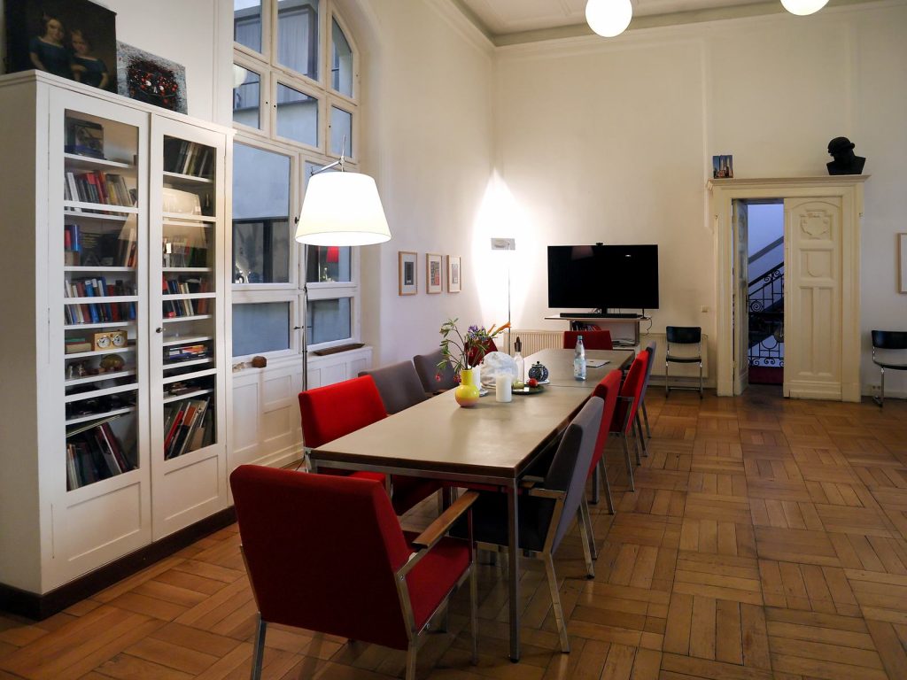 Bücherwand und Durchgang zum Treppenhaus